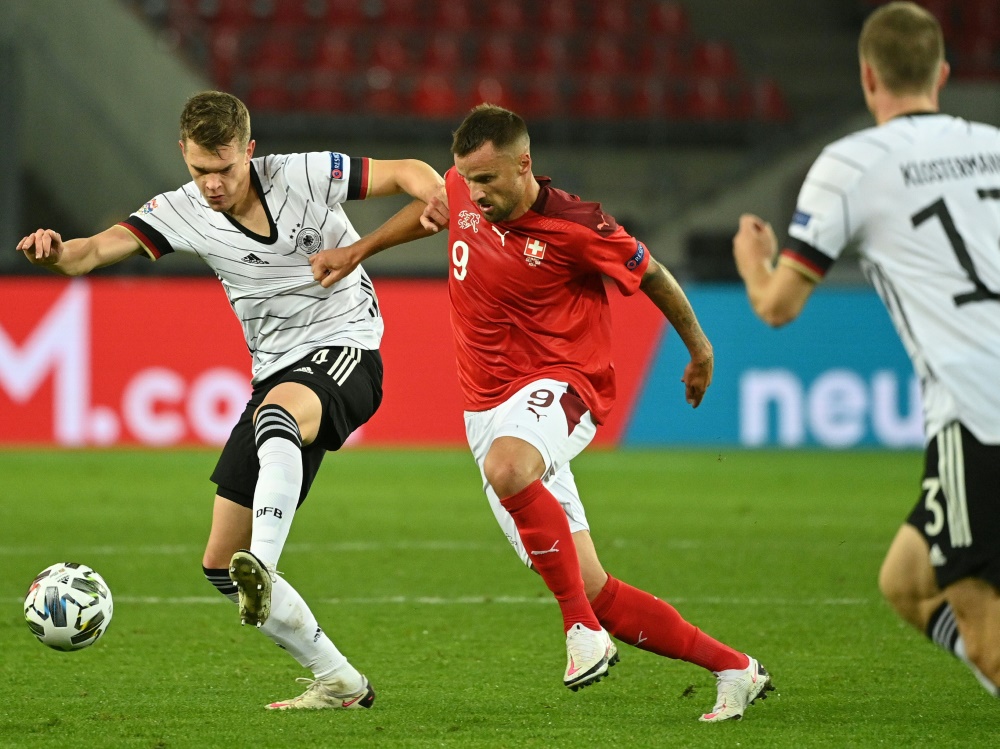 Matthias Ginter (l) bemängelt die Vielzahl an Gegentoren. ©SID INA FASSBENDER