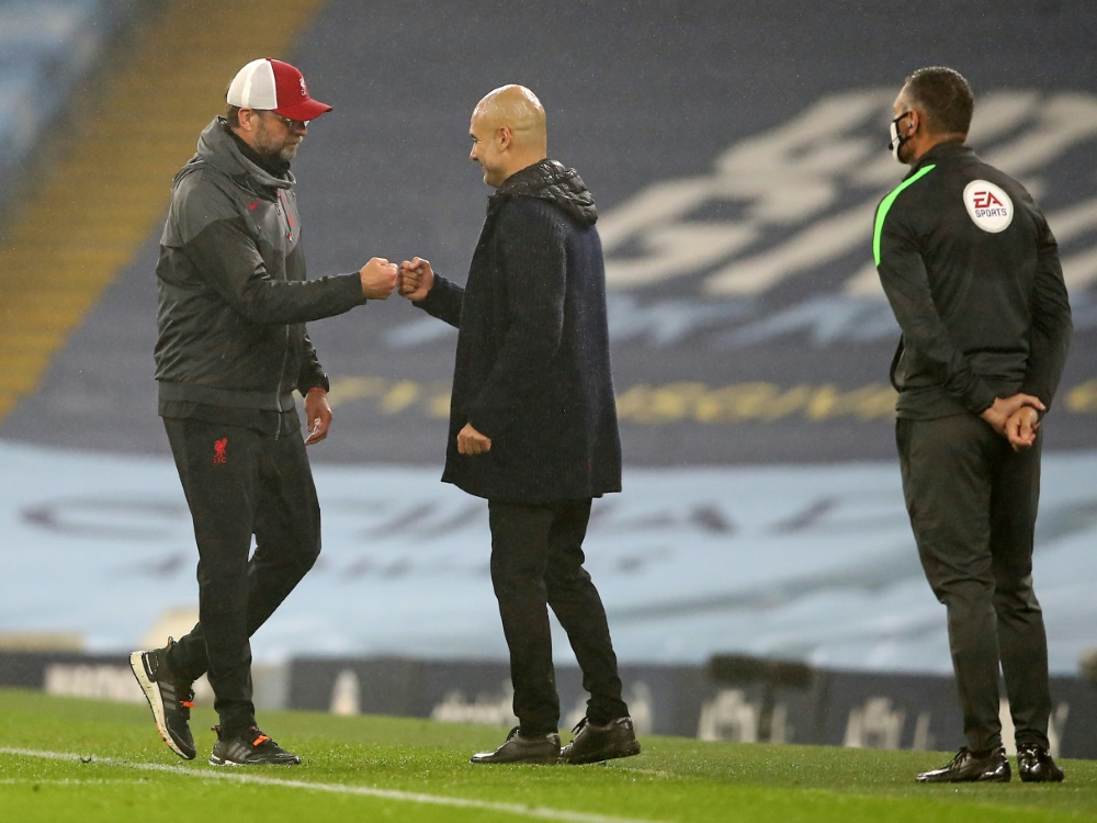 Jürgen Klopp (l.) und Pep Guardiola trennen sich 1:1. ©SID MARTIN RICKETT