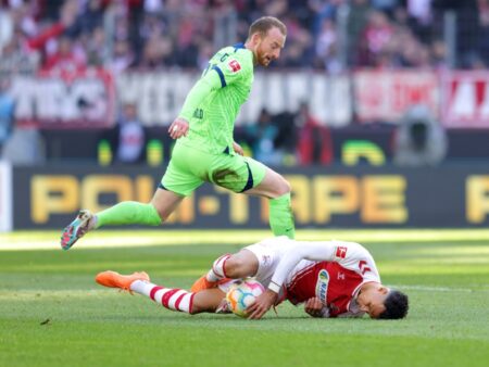 Bild: Maximilian Arnold und Wolfsburg siegen in Köln 2:0 (© FIRO/FIRO/SID/)