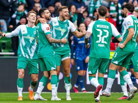 Bild: Werder Bremen gewinnt das Duell der Aufsteiger souverän (© FIRO/FIRO/SID/)