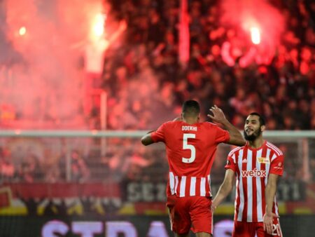 Bild: Danilho Doekhi (l.) setzte mit dem 3:1 den Schlusspunkt (© AFP/SID/JOHN MACDOUGALL)