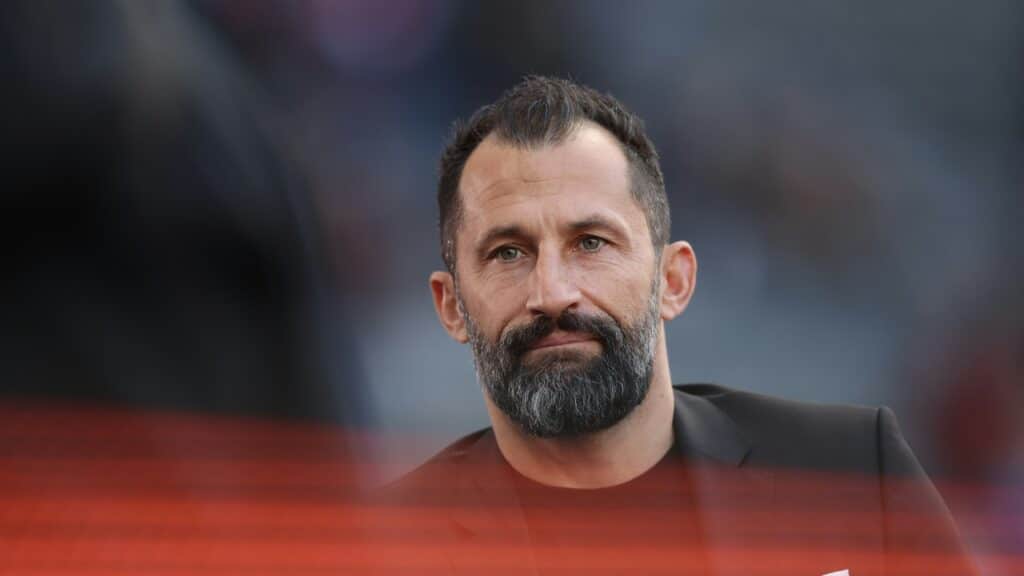 Bild: Hasan Salihamidzic schließt Stürmer-Transfer nicht aus (© AFP/SID/RONNY HARTMANN)