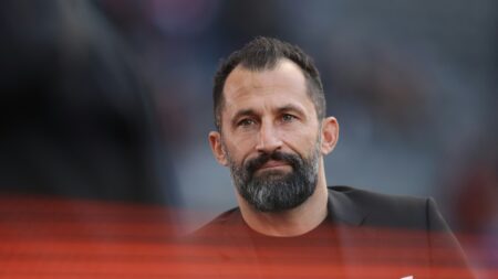 Bild: Hasan Salihamidzic schließt Stürmer-Transfer nicht aus (© AFP/SID/RONNY HARTMANN)