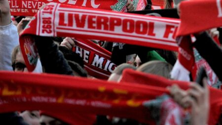 Bild: Liverpool-Fans reichen eine Sammelkage ein (© AFP/SID/PAUL CROCK)