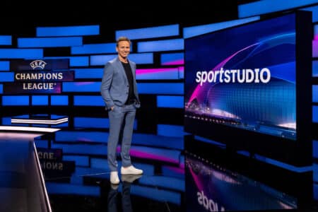 Jochen Breyer begrüßt die Fußballfans zur ersten "sportstudio UEFA Champions-League"-Sendung der Saison 2023/2024.