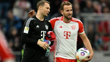 Bild: Harry Kane (r.) mit Ball und Manuel Neuer (© AFP/SID/CHRISTOF STACHE)