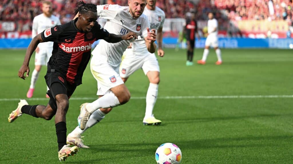 Bild: Frimpong (l.) traf in der laufenden Saison bisher einmal (© AFP/SID/INA FASSBENDER)