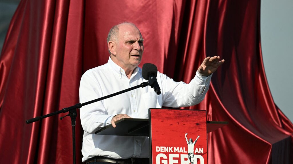 Foto: Uli Hoeneß kritisiert © AFP/SID/CHRISTOF STACHE