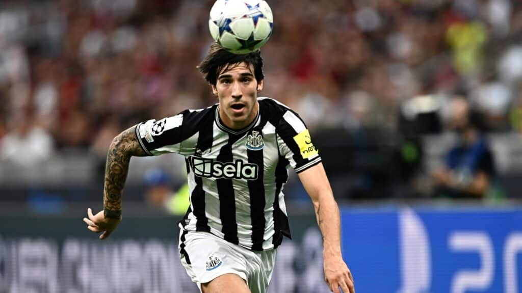 Bild: Sandro Tonali, hier im Trikot von Newcastle United (© AFP/SID/GABRIEL BOUYS)