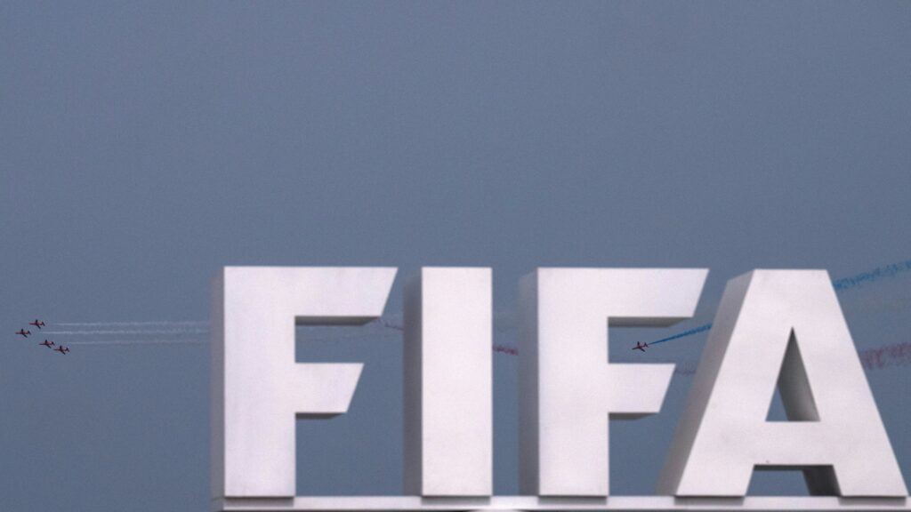 Bild: FIFA hebt Suspendierung russischer Teams auf (© AFP/SID/JEWEL SAMAD)