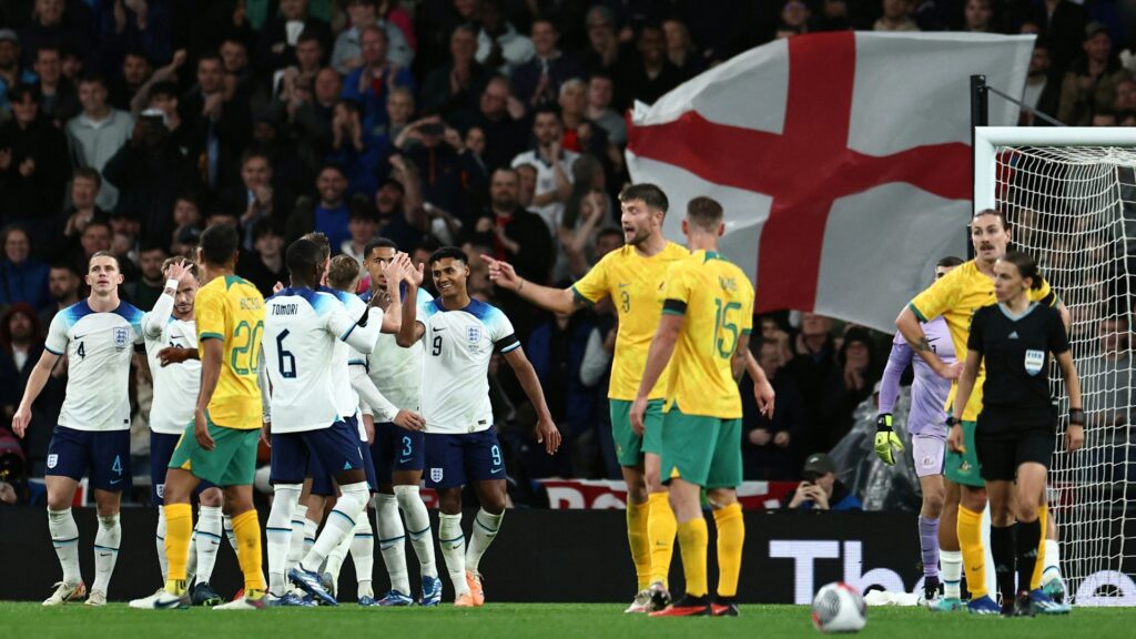 Bild: England feiert Testspielsieg gegen Australien (© AFP/SID/HENRY NICHOLLS)