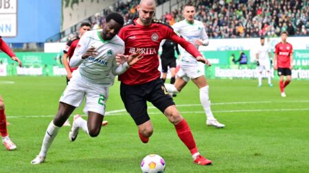 Umkämpftes Spiel im Fürther Ronhof (© IMAGO/SID/IMAGO/Sportfoto Zink / Wolfgang Zink)