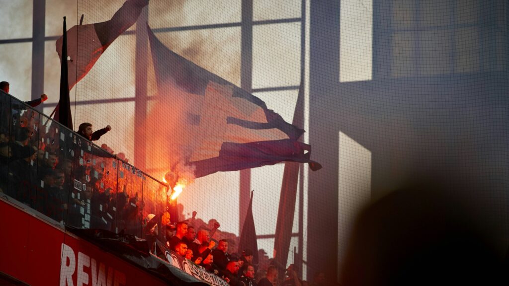 Bild: In Köln hatten Gladbach-Fans Pyrotechnik gezündet (© IMAGO/VITALII KLIUIEV/SID/IMAGO/VITALII KLIUIEV)