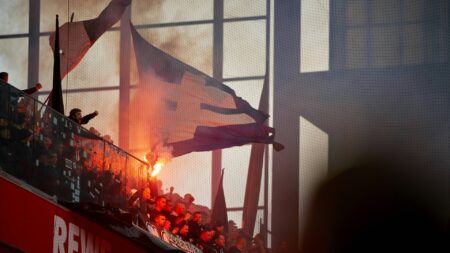 Bild: In Köln hatten Gladbach-Fans Pyrotechnik gezündet (© IMAGO/VITALII KLIUIEV/SID/IMAGO/VITALII KLIUIEV)