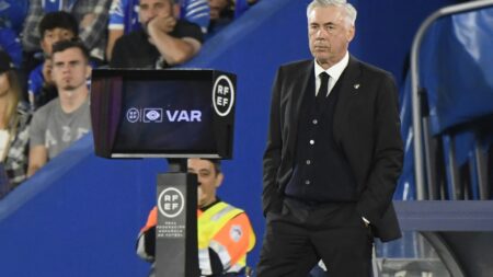 Real-Coach Carlo Ancelotti neben einem VAR-Bildschirm (© AFP/SID/OSCAR DEL POZO CANAS)