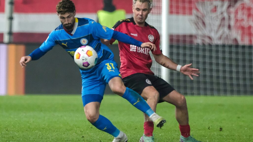 Bild: Fabio Kaufmann (l.) trifft in Wiesbaden doppelt (© IMAGO/Wiegan/SID/IMAGO/Eibner-Pressefoto/Florian Wiegan)