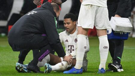 Bild: Gnabry verletzt sich kurz nach der Einwechslung (© IMAGO/Sven Simon/SID/IMAGO/Frank Hoermann / SVEN SIMON)