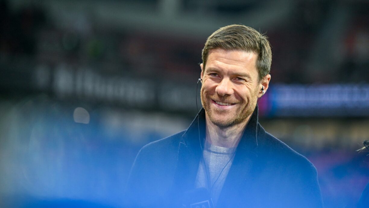 Mit Bayer über Weihnachten Tabellenführer: Xabi Alonso (© AFP/SID/SASCHA SCHUERMANN)