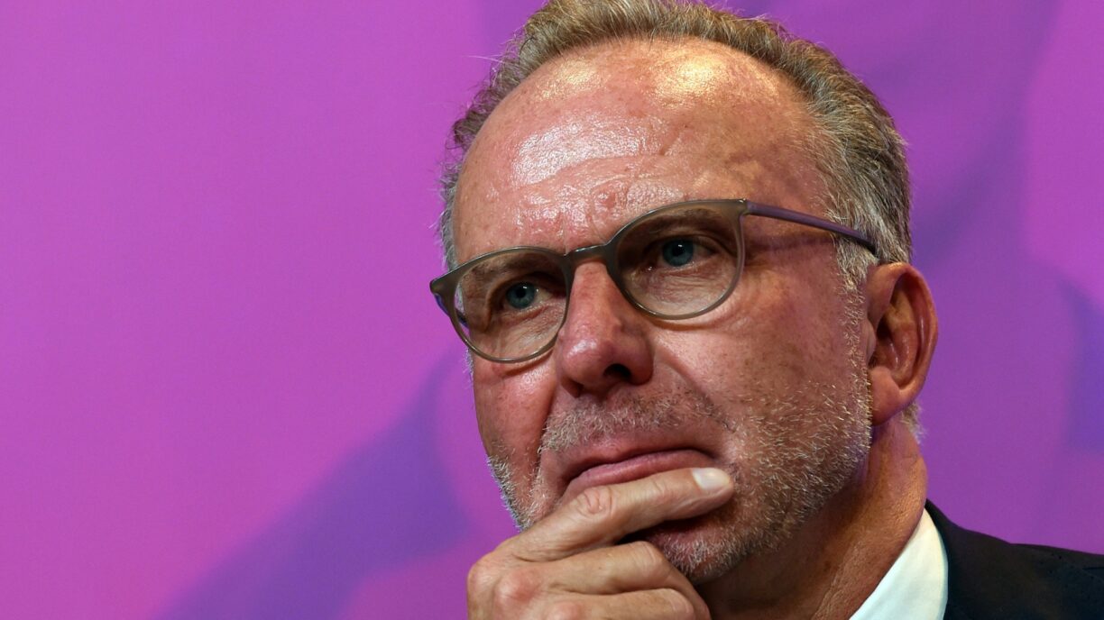 Karl-Heinz Rummenigge wünscht sich große Trauerfeier (© AFP/SID/CHRISTOF STACHE)